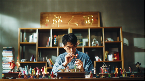 郎佳子彧通過短視頻直播，讓更多人關(guān)注并喜歡捏面人。受訪者供圖