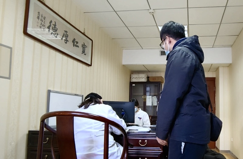 陪診師大飛陪同來京就診的患者在醫(yī)院問診。人民網(wǎng)記者 任妍攝