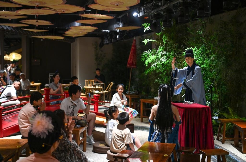 游客在長安十二時辰主題街區(qū)觀看唐風(fēng)演藝《大唐曲藝》。新華社記者鄒競一 攝