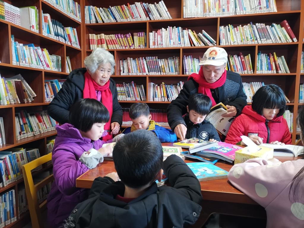 夏昭炎夫婦在譚家垅村的小書屋輔導(dǎo)小學(xué)生。（劉峰 攝）