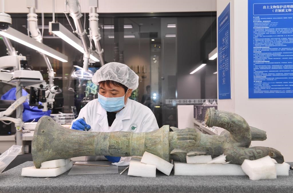 在三星堆博物館文物保護與修復(fù)館內(nèi)，工作人員在對文物進行清理。新華社記者劉坤 攝
