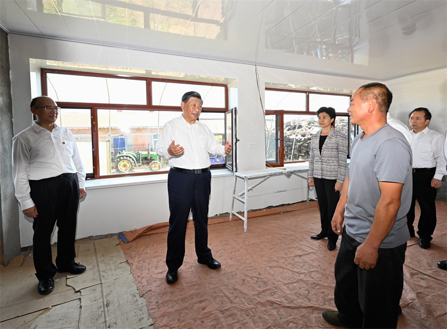 2023年9月7日，在遭受洪澇災(zāi)害的黑龍江尚志市老街基鄉(xiāng)龍王廟村，習(xí)近平總書記走進(jìn)村民楊春貴家中，察看受損房屋修繕情況。