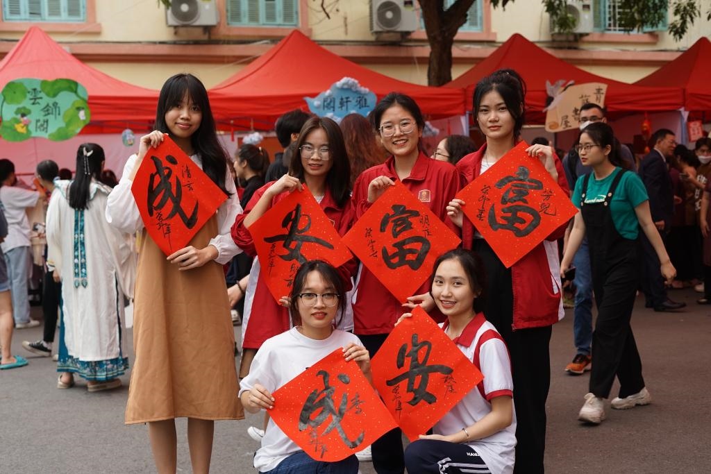 2023年4月21日，在越南河內(nèi)大學(xué)孔子學(xué)院，越南大學(xué)生展示漢字書法作品。新華社記者胡佳麗攝