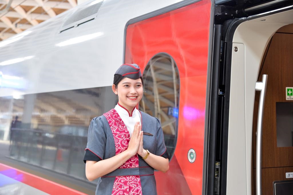 12月12日，乘務(wù)人員在印度尼西亞雅加達(dá)的哈利姆車站站臺(tái)歡迎乘坐雅萬(wàn)高鐵的乘客。新華社記者徐欽攝