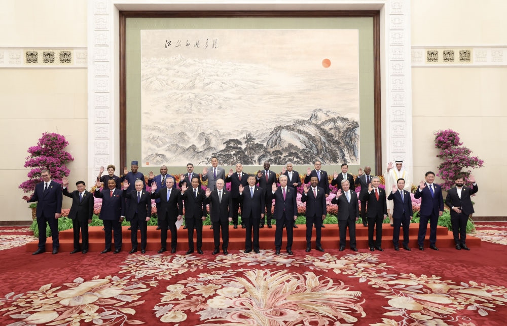 10月18日上午，國(guó)家主席習(xí)近平在北京人民大會(huì)堂出席第三屆“一帶一路”國(guó)際合作高峰論壇開(kāi)幕式并發(fā)表題為《建設(shè)開(kāi)放包容、互聯(lián)互通、共同發(fā)展的世界》的主旨演講。這是會(huì)前，習(xí)近平同出席高峰論壇的外國(guó)國(guó)家元首、政府首腦和國(guó)際組織負(fù)責(zé)人等國(guó)際貴賓集體合影。新華社記者 黃敬文 攝