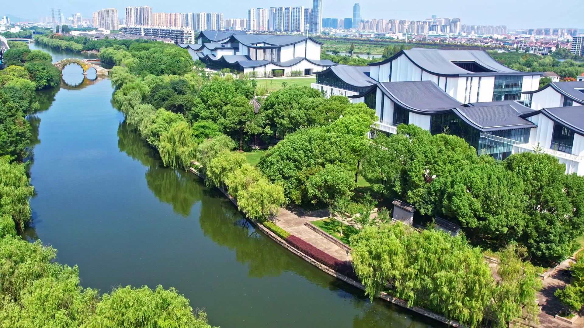 △浙東運河。今年9月20日，習近平總書記來到浙東運河文化園考察，強調“大運河文化是中國優(yōu)秀傳統(tǒng)文化的重要組成部分，要在保護、傳承、利用上下功夫，讓古老大運河煥發(fā)時代新風貌”。