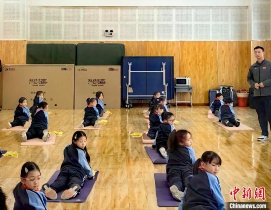 逸陽文思學校學生正在進行運動恢復矯正訓練。<a target='_blank' href='/' ><p align=