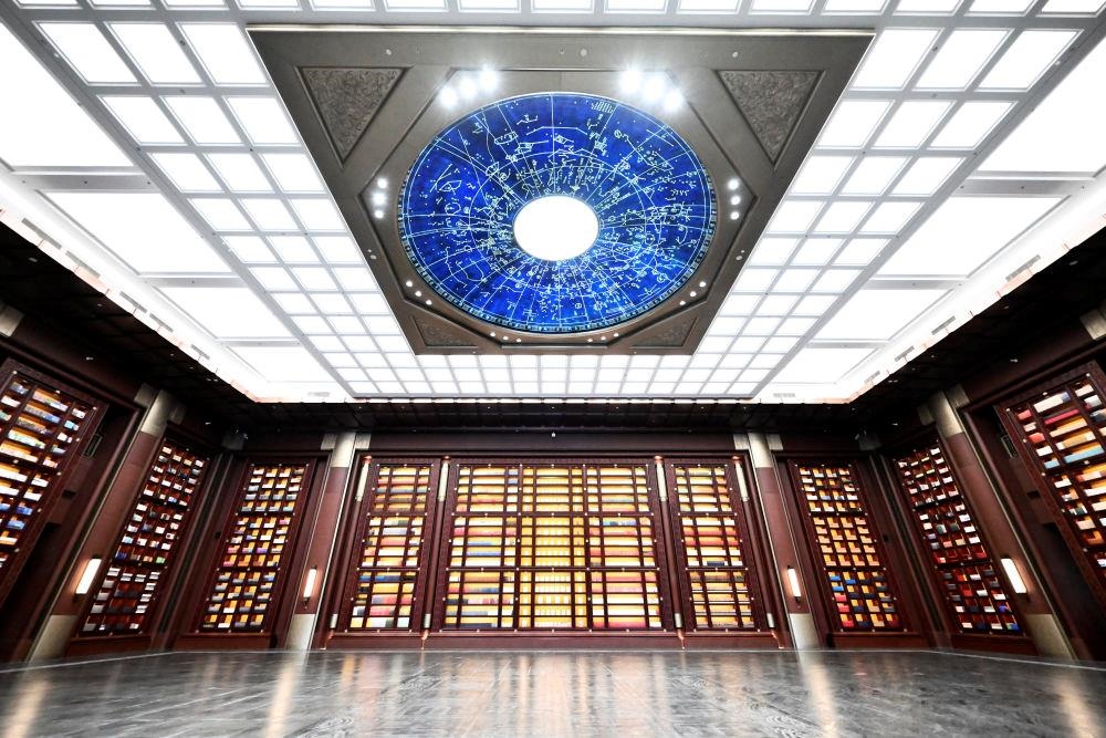 △中國國家版本館中央總館“文瀚閣”內景。星空穹頂上是一幅宋代石刻天文圖，傳遞著“文瀚閣”的寓意：中華文明如星空般浩瀚璀璨。