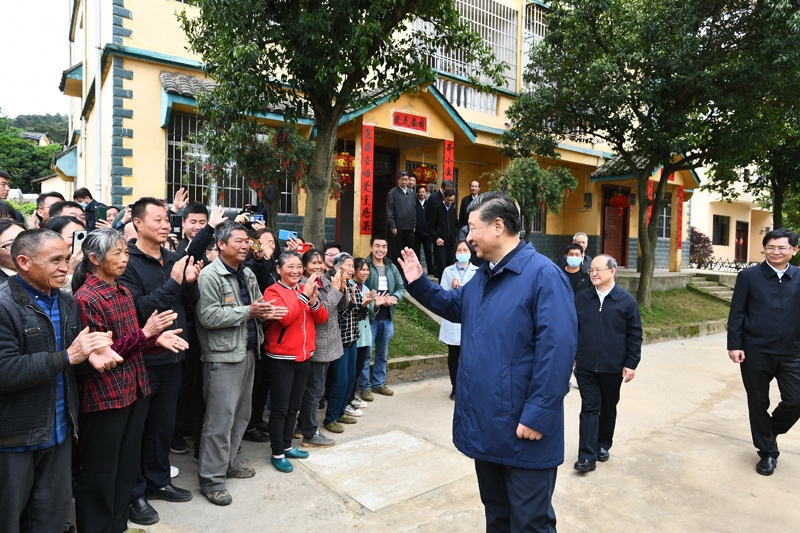 2021年4月25日，習(xí)近平總書記在廣西桂林市全州縣才灣鎮(zhèn)毛竹山村考察時，同鄉(xiāng)親們親切交流。新華社記者 謝環(huán)馳 攝
