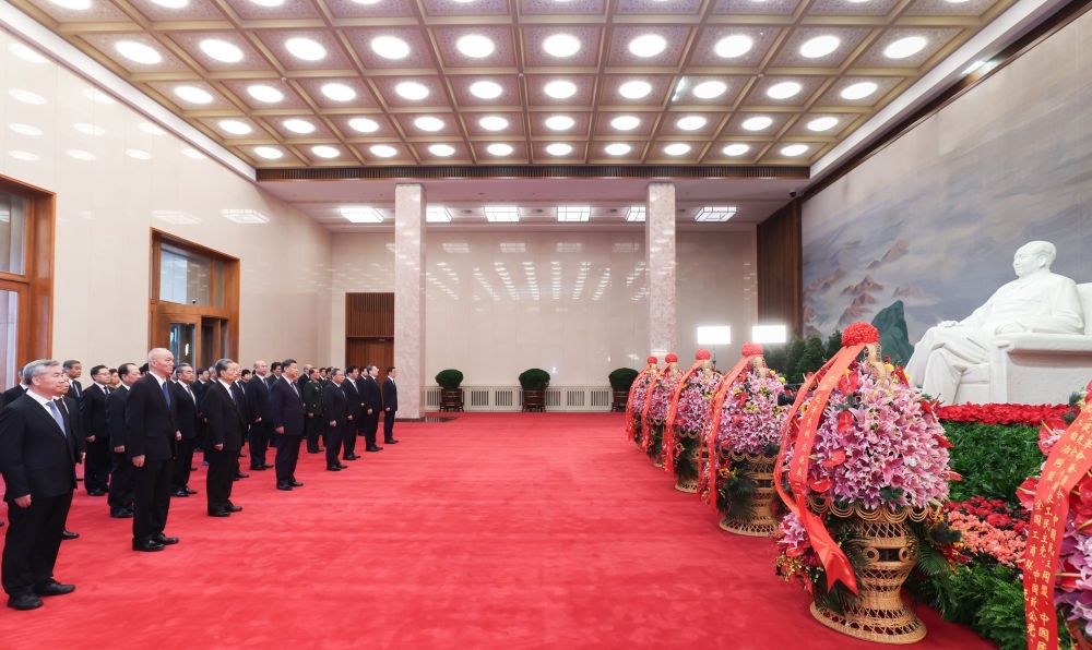 12月26日，中共中央在北京人民大會(huì)堂舉行紀(jì)念毛澤東同志誕辰130周年座談會(huì)。座談會(huì)前，習(xí)近平、李強(qiáng)、趙樂(lè)際、王滬寧、蔡奇、丁薛祥、李希、韓正等領(lǐng)導(dǎo)同志來(lái)到毛主席紀(jì)念堂瞻仰毛澤東同志遺容。