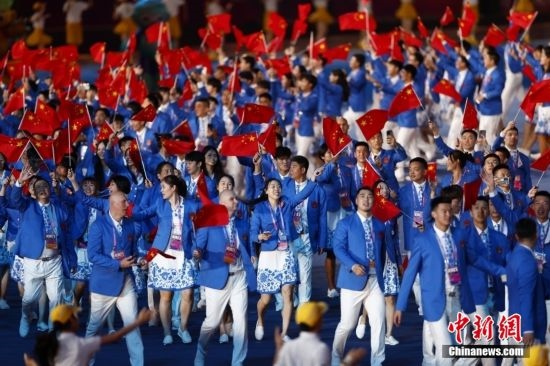 資料圖：9月23日，杭州第19屆亞運(yùn)會(huì)開(kāi)幕式舉行。中國(guó)代表團(tuán)身著星辰藍(lán)禮服驚艷亮相。<a target='_blank' href='/'><p align=