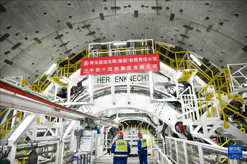 12月30日，中鐵十四局技術人員在盾構掘進開始前檢查“海天號”盾構機。新華社記者 李紫恒 攝
