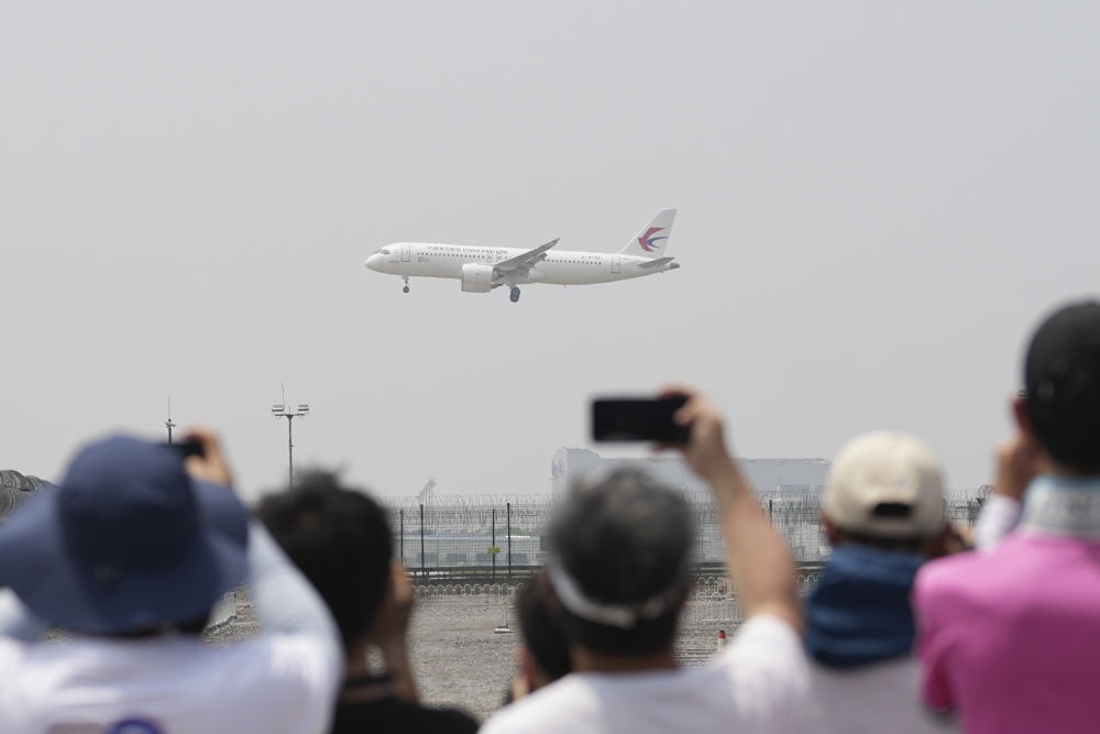 2023年5月28日，C919首個(gè)商業(yè)航班東航MU9191飛抵北京首都國際機(jī)場。新華社記者 鞠煥宗 攝