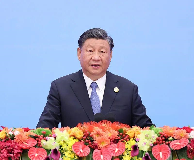 10月18日上午，習(xí)近平主席在北京人民大會堂出席第三屆“一帶一路”國際合作高峰論壇開幕式并發(fā)表題為《建設(shè)開放包容、互聯(lián)互通、共同發(fā)展的世界》的主旨演講。