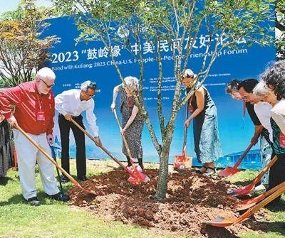 6月，2023“鼓嶺緣”中美民間友好論壇在福建省福州市舉辦。圖為出席“鼓嶺之友”座談會的中美各界人士在鼓嶺共同植樹留念。