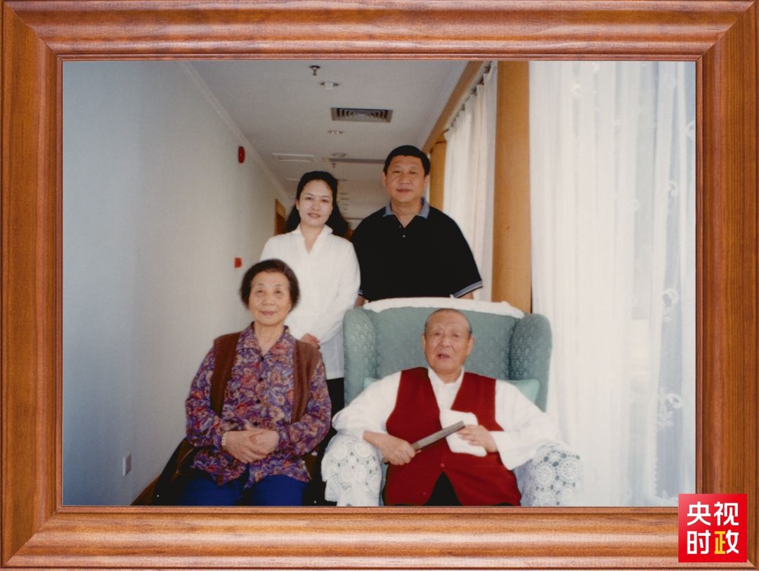 △這是習近平夫婦同父親習仲勛、母親齊心的合影。這張照片第一次出現(xiàn)在他的書架上。