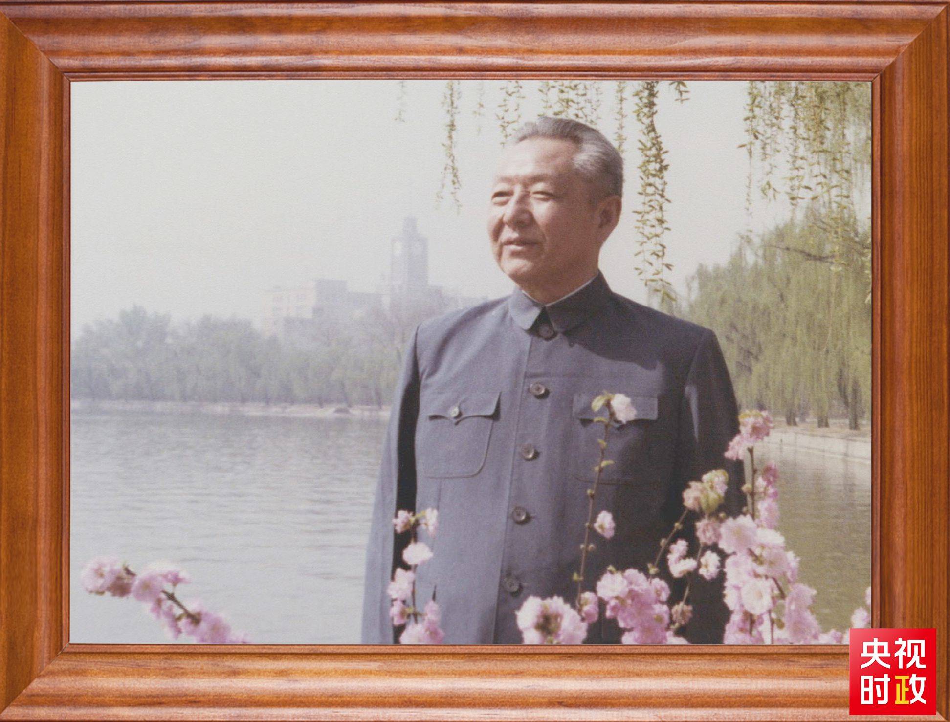 △這是習近平父親習仲勛同志的照片。2023年10月15日，是習仲勛同志誕辰110周年紀念日。這張照片第一次出現(xiàn)在他的書架上。