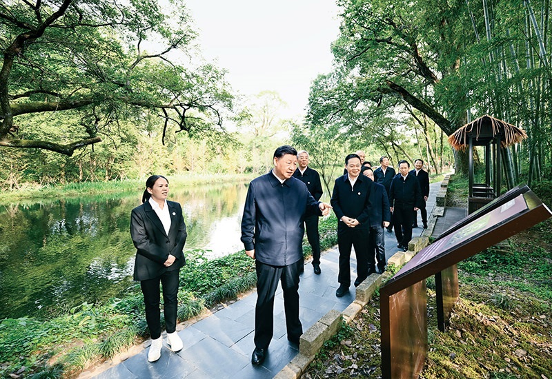 2023年10月10日至13日，中共中央總書(shū)記、國(guó)家主席、中央軍委主席習(xí)近平在江西考察。這是11日下午，習(xí)近平在上饒市婺源縣秋口鎮(zhèn)王村石門(mén)自然村考察時(shí)，了解饒河源國(guó)家濕地公園和極度瀕危鳥(niǎo)類(lèi)藍(lán)冠噪鹛保護(hù)等情況。 新華社記者 謝環(huán)馳/攝