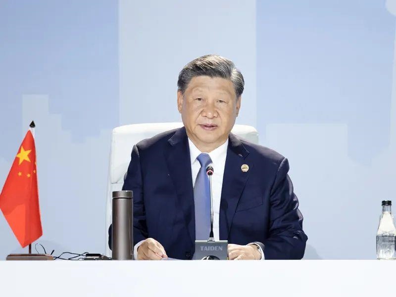 當(dāng)?shù)貢r間8月24日，習(xí)近平主席在南非約翰內(nèi)斯堡出席金磚國家領(lǐng)導(dǎo)人第十五次會晤特別記者會。