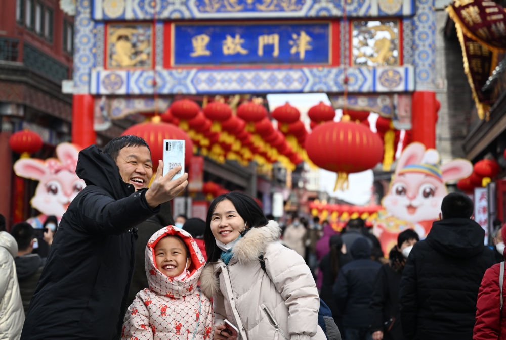 2023年1月26日，農(nóng)歷大年初五，游客在天津古文化街留影。新華社記者 趙子碩 攝