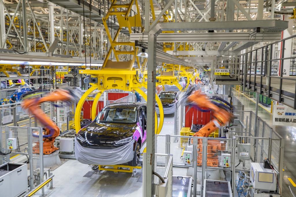 這是2023年8月29日拍攝的賽力斯汽車有限公司兩江智慧工廠作業(yè)現(xiàn)場。新華社記者 黃偉 攝