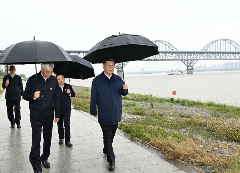 2023年10月10日，習(xí)近平在長(zhǎng)江國(guó)家文化公園九江城區(qū)段考察時(shí)，冒雨沿江堤步行察看沿岸風(fēng)貌。
