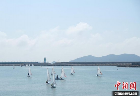 浙江象山，杭州亞運會帆船項目運動員揚帆起航。林波 攝