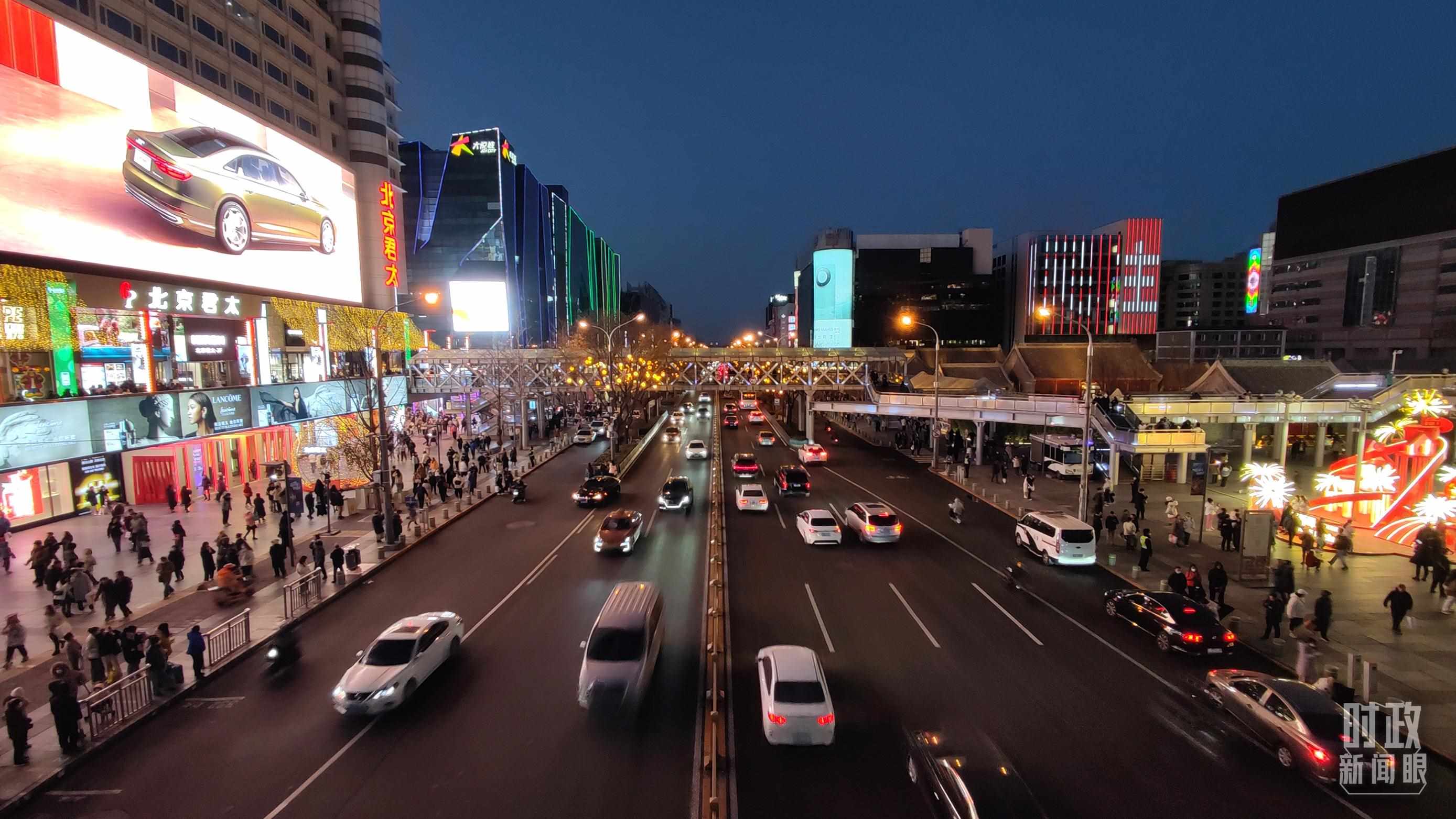 △2023年12月31日，北京西單商業(yè)街區(qū)。（總臺(tái)央視記者薛冠南拍攝）