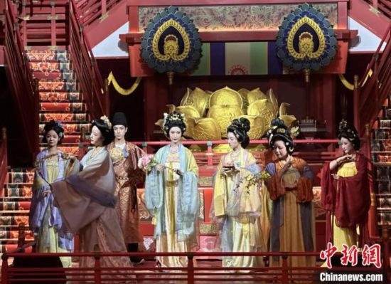 2023年12月31日晚間，在長(zhǎng)安十二時(shí)辰主題街區(qū)進(jìn)行的漢服表演。 中新社記者 張一辰 攝