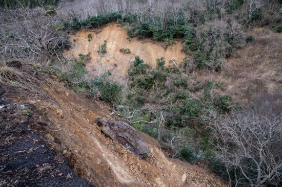  1月2日，在日本石川縣羽咋郡，地震引起山體滑坡。新華社記者張笑宇攝