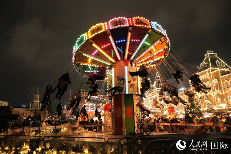 位于莫斯科紅場中央的“古姆”新年集市。人民網(wǎng)記者 隋鑫攝