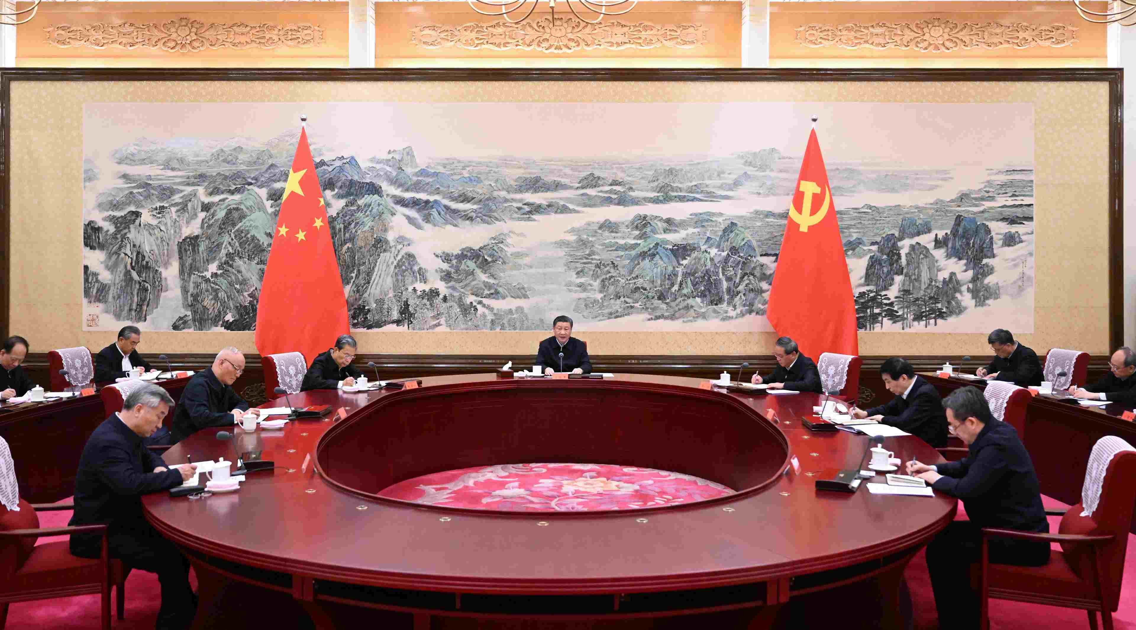 2023年12月21日至22日，中共中央政治局召開學(xué)習(xí)貫徹習(xí)近平新時代中國特色社會主義思想主題教育專題民主生活會，中共中央總書記習(xí)近平主持會議并發(fā)表重要講話。