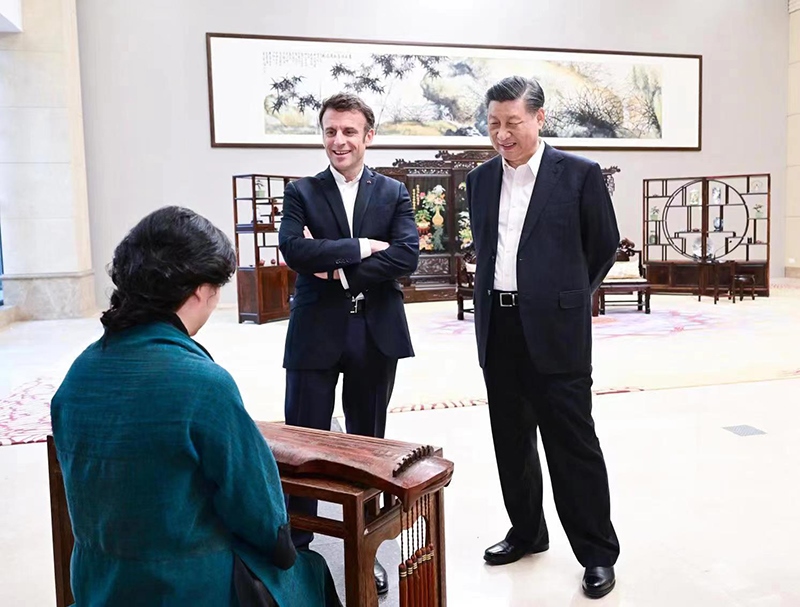 2023年4月7日，習(xí)近平主席在廣東省廣州市松園同法國總統(tǒng)馬克龍舉行非正式會晤。這是兩國元首在白云廳欣賞古琴演奏。