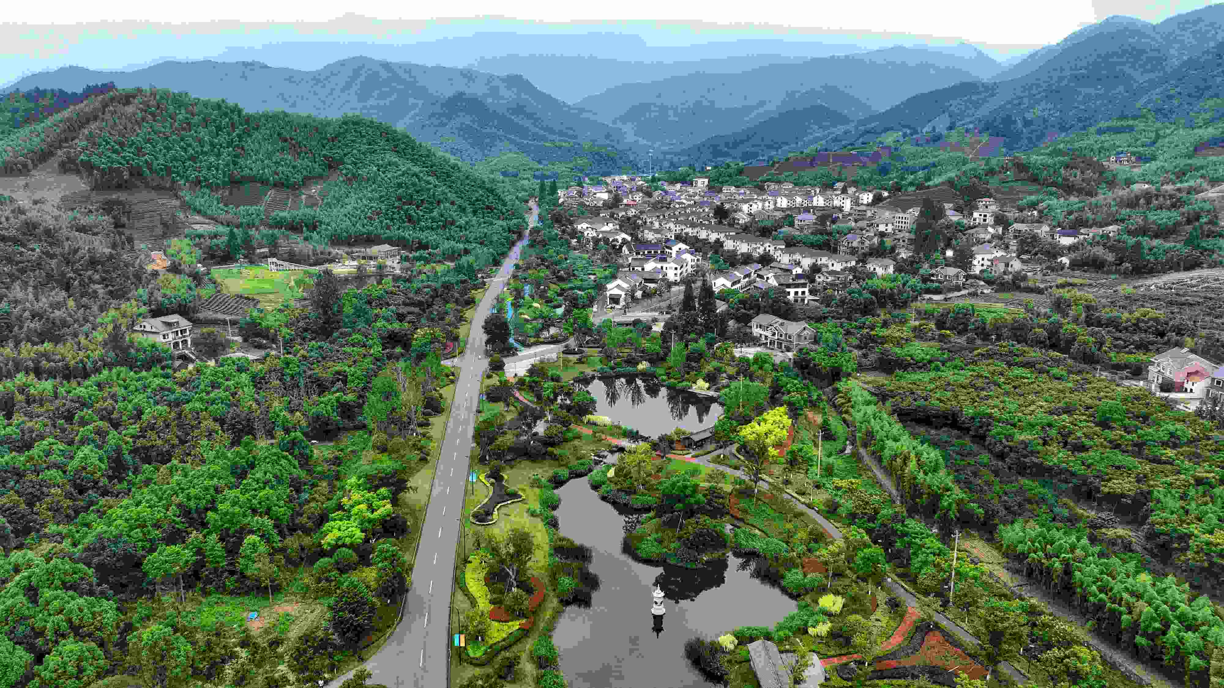 2023年6月6日，杭州余杭區(qū)徑山鎮(zhèn)鄉(xiāng)村，生態(tài)碧水、沿路花海與村莊農(nóng)房相映成趣，構(gòu)成一幅美麗的山水田園畫。