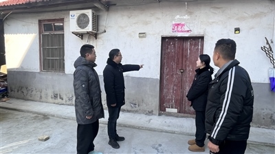  圖②：法官勘察訟爭(zhēng)房產(chǎn)。