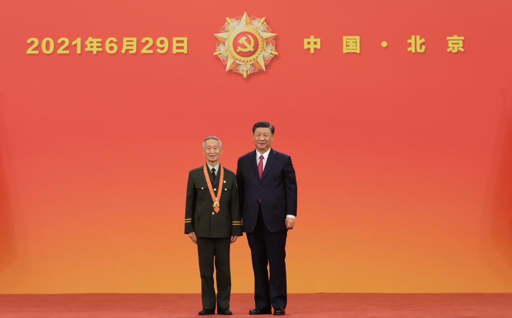 2021年6月29日，習(xí)近平總書記向“七一勛章”獲得者崔道植頒授勛章。新華社記者 李學(xué)仁 攝