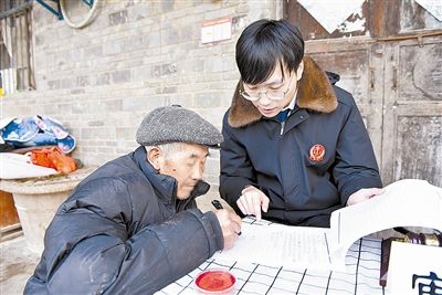  圖③：當(dāng)事人簽署調(diào)解協(xié)議。