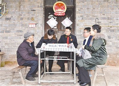  圖②：調(diào)解現(xiàn)場。