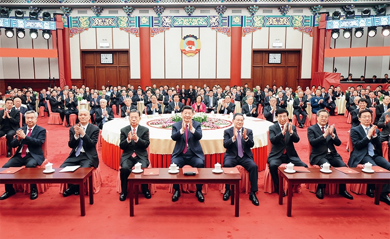 2023年12月29日，全國政協(xié)在北京舉行新年茶話會。黨和國家領(lǐng)導(dǎo)人習(xí)近平、李強(qiáng)、趙樂際、王滬寧、蔡奇、丁薛祥、李希、韓正出席茶話會并觀看演出。 新華社記者 鞠鵬/攝