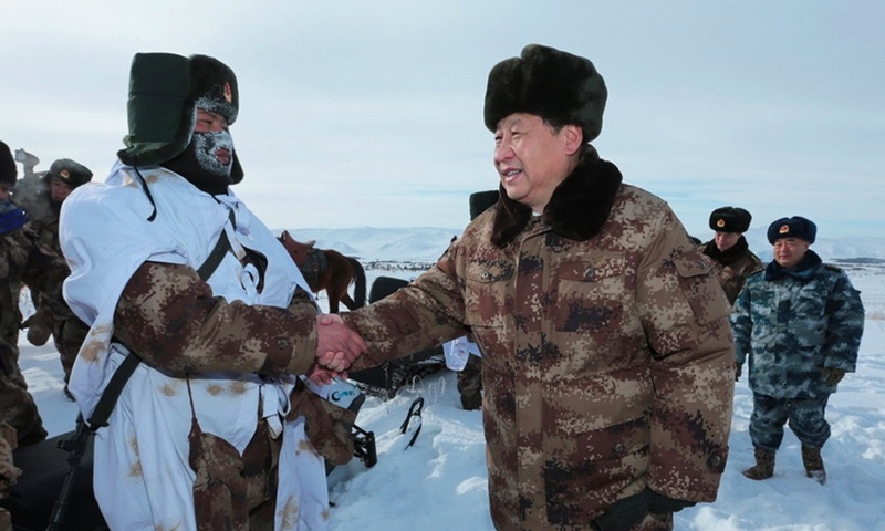 2014年1月26日，習(xí)近平總書記春節(jié)前夕冒嚴(yán)寒踏冰雪慰問邊防官兵。