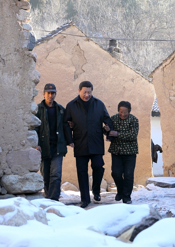 2012年12月30日，習(xí)近平總書記來到地處深山的河北阜平駱駝灣村，走進(jìn)困難群眾唐宗秀家慰問看望。