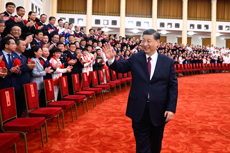 2022年4月8日，北京冬奧會、冬殘奧會總結(jié)表彰大會前，習(xí)近平總書記會見北京冬奧會、冬殘奧會突出貢獻集體代表、突出貢獻個人和中國體育代表團成員。