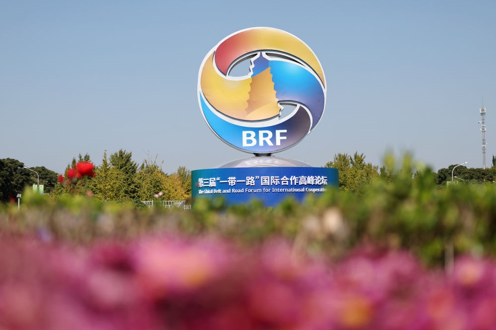 這是在北京市北土城路附近拍攝的“一帶一路”國際合作高峰論壇景觀布置（2023年10月16日攝）。新華社記者 陳斌 攝