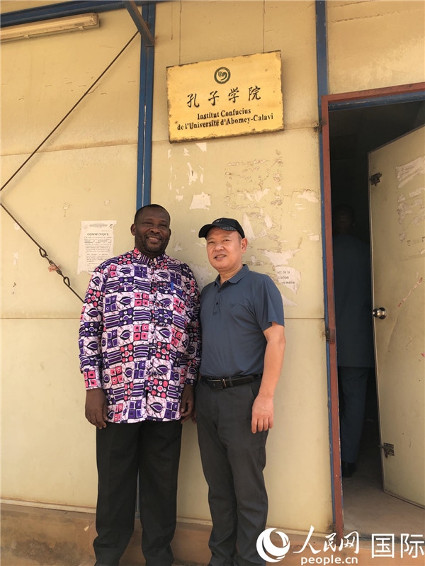 中方院長(zhǎng)趙華修和貝方院長(zhǎng)于連合影。人民網(wǎng)記者 黃培昭攝