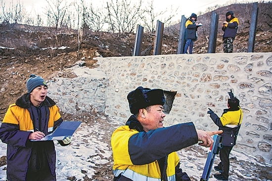 1月15日，門頭溝區(qū)妙峰山鎮(zhèn)，來自中國鐵路北京局的單秀松（左二）與同事正在鐵路線上進(jìn)行防洪隱患排查工作。