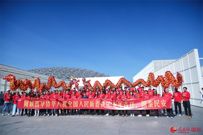 阿聯(lián)酋華僑華人傳遞新春祝福。人民網(wǎng) 塔里克·易卜拉欣攝