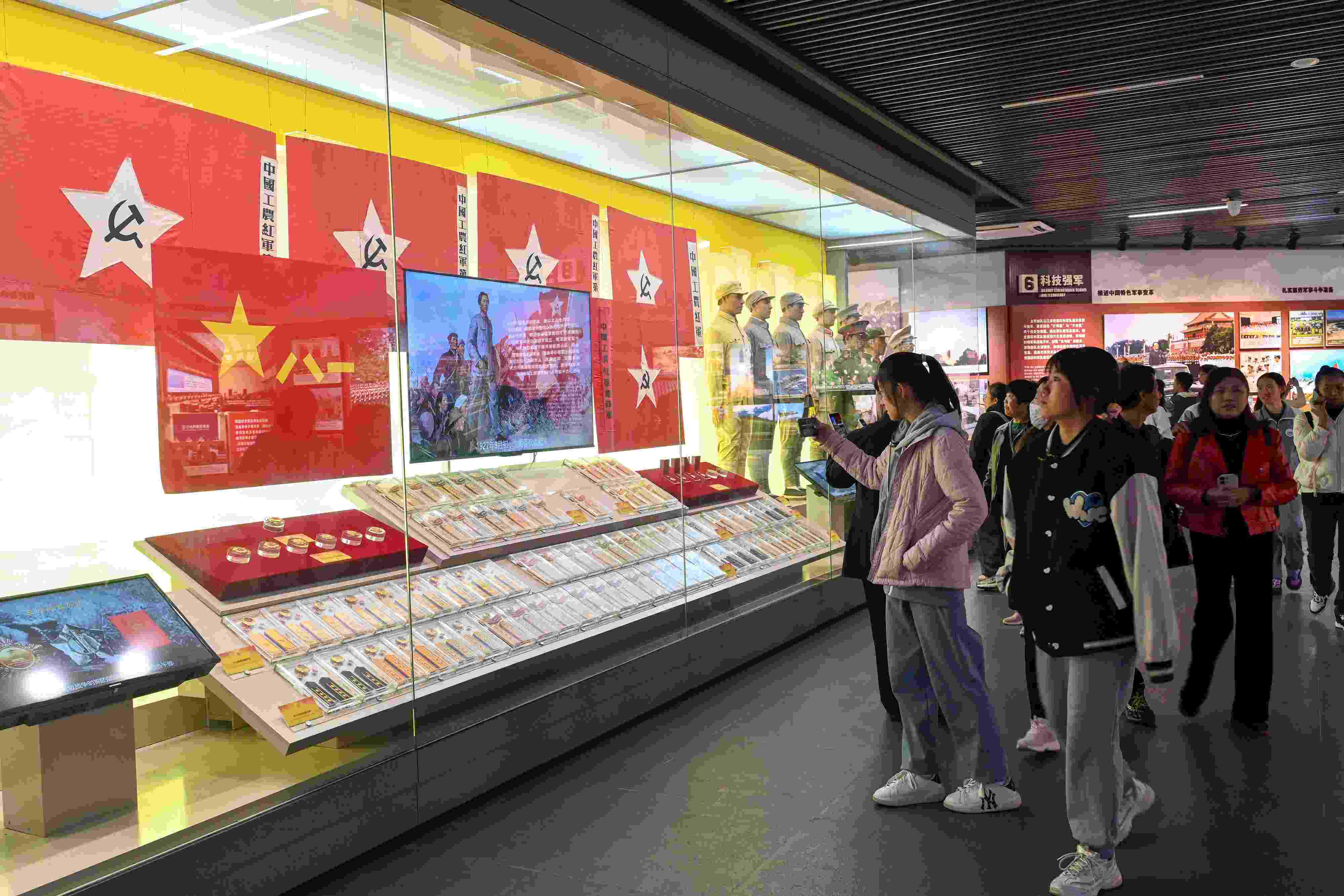 2023年11月15日，游客游覽參觀南昌八一起義紀(jì)念館，感受體驗(yàn)紅色文化的教育。