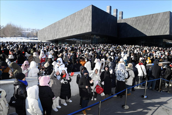 2024年1月15日，哈爾濱，侵華日軍第七三一部隊(duì)罪證陳列館門口排隊(duì)的游客整齊有序。