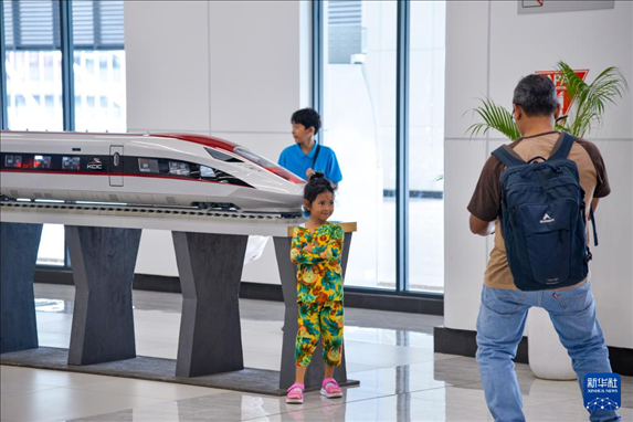 1月24日，在印度尼西亞雅加達(dá)哈利姆站候車(chē)大廳，一名小朋友和雅萬(wàn)高鐵高速動(dòng)車(chē)組模型合影。新華社記者 徐欽 攝