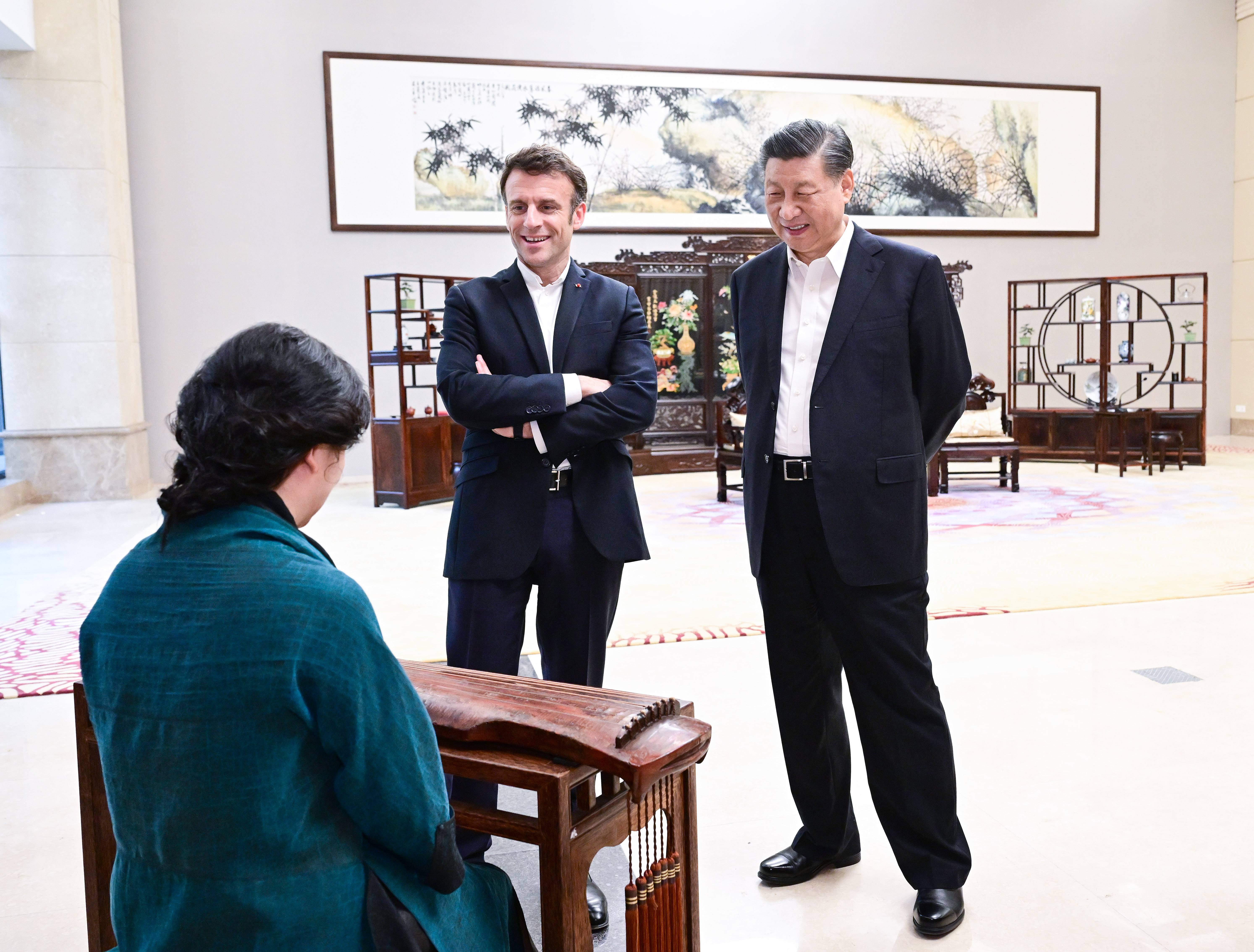 2023年4月7日，習(xí)近平主席在廣東省廣州市松園同法國總統(tǒng)馬克龍舉行非正式會(huì)晤。這是兩國元首在白云廳欣賞古琴演奏。